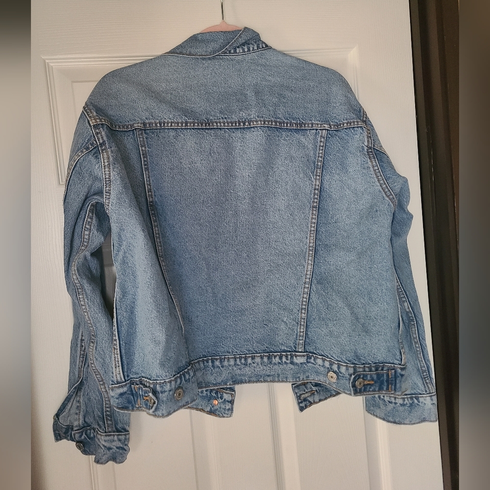 distressed blue denim jacket from the brand Old Navy - Picture 4 of 5